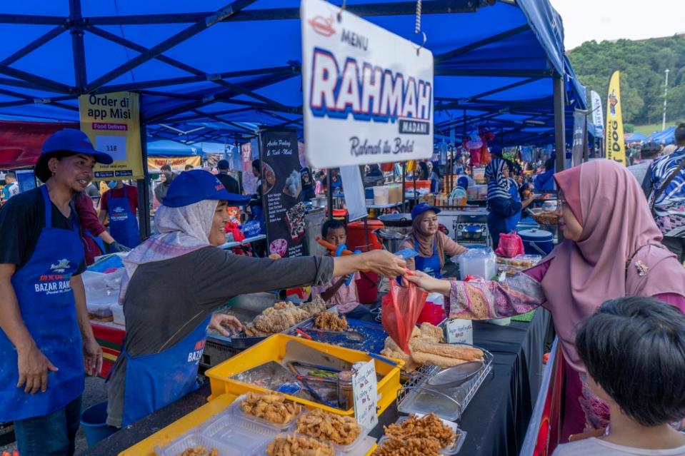 Despite initial criticism, the Menu Rahmah programme was later met with encouraging response from consumers, even those from the middle-income category. — Picture by Shafwan Zaidon