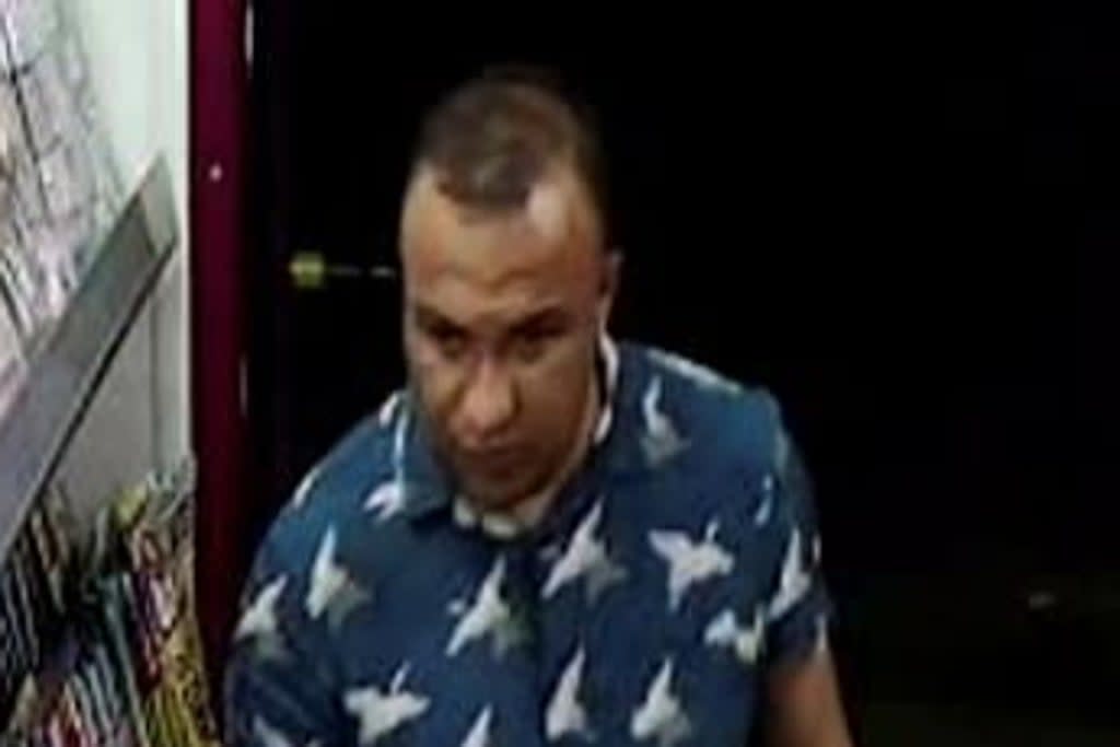 Police are looking to trace this man  (Met Police)