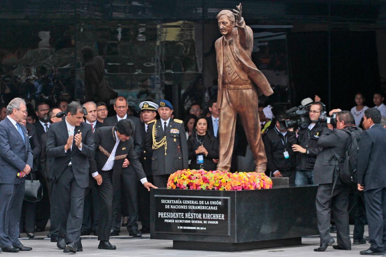 La estatua de Néstor Kichner estaba en la sede la Unasur, en Quito, y fue retirada; Alberto Fernández anunció que la semana próxima se ubicará en el CCK