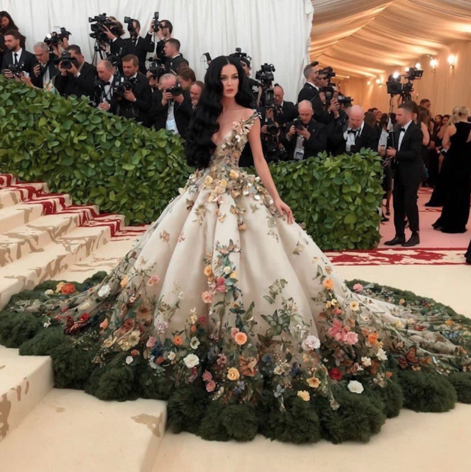 Fake Katy Perry dazzles on the 2024 Met Gala stairs. Photo: X 