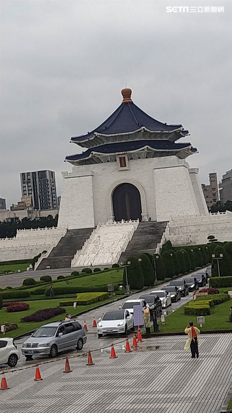 8時不到，車道已全滿（圖／記者黃仲丘、記者邱榮吉攝）