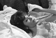 En esta foto del 1 de febrero de 1968, la actriz británica Diana Rigg en una escena de la película "The Assassination Bureau". Rigg murió de cáncer el jueves 10 de septiembre del 2020. Tenía 82 años. (AP Foto/Bob Dear, Archivo)