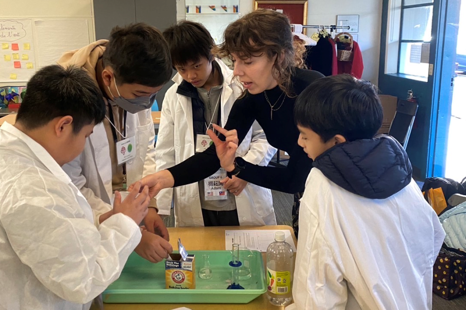 桃子腳國中小學生體驗美國自然科學課，親自動手做實驗