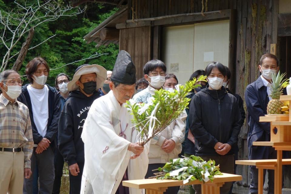 導演蔦哲一朗及全體工作人員在四國高山上，以日本傳統儀式為電影拍攝順利祈福。（木林電影提供）