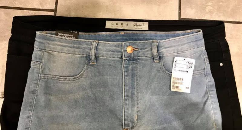 Une femme du nom de Samantha Bell a profité des réseaux sociaux pour montrer que les jeans skinny de taille « 16 » (taille 44) variaient d’une marque à l’autre, comme par exemple chez H&M et Primark. (Photo : Samantha Bell/Free to Be OK With Me/Facebook)
