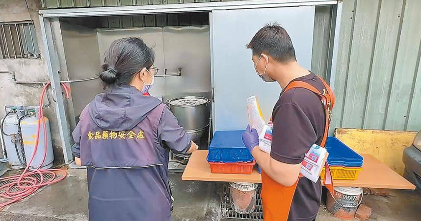 台中市食安處28日前往知名爌肉飯位水湳的工作廚房稽查，現場生肉已有塑膠籃覆蓋，但仍發現油煙機積塵不潔等5項衛生缺失。（圖／台中市政府提供／中國時報馮惠宜台中傳真）