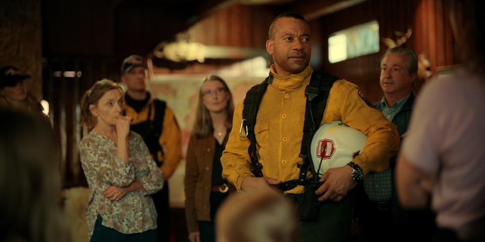 Fire Chief Smith talking to the Virgin River residents.