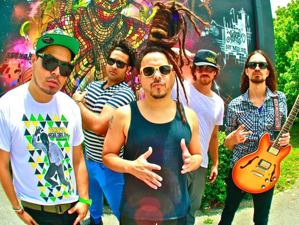 Locos por Juana se presenta en el North Shore Bandshell.