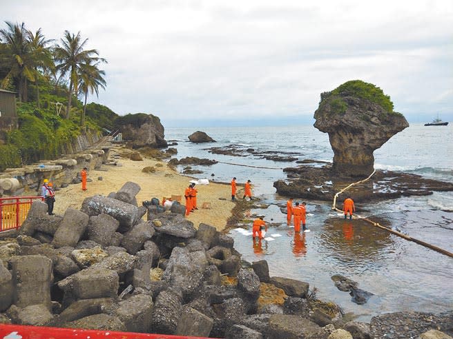 中油大林煉油廠外海卸油浮筒22日凌晨因輸油管線破裂，原油外洩汙染屏東琉球鄉周邊海域。（本報資料照片）