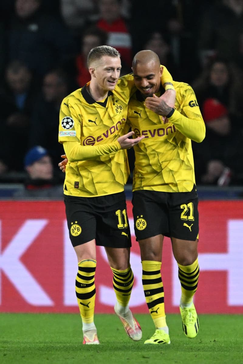 Dortmund's Donyell Malen (R) celebrates scoring his side's first goal with teammate Marco Reus during the UEFA Champions League round of 16 first leg soccer match between PSV Eindhoven and Borussia Dortmund at Philips Stadion. Federico Gambarini/dpa