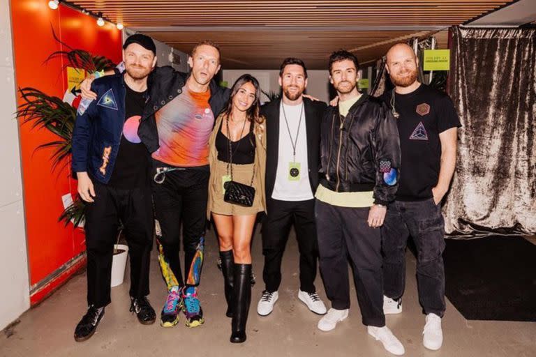 La imagen de Antonela Roccuzzo y Lionel Messi junto a Chris Martin y todos los integrantes de Coldplay