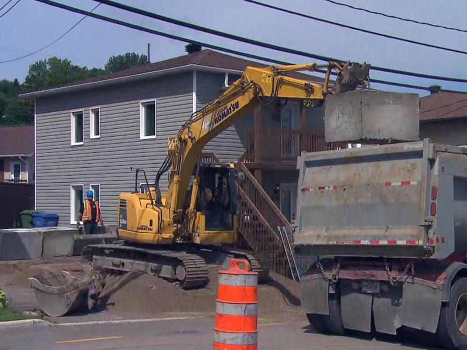 The emergency work to stabilize a hillside in danger of sliding is expected to take five to six weeks, after a June 13 landslide destroyed one house and forced the evacuation of nearly 80 others. (Radio-Canada - image credit)