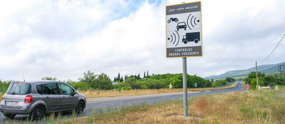 L'arroseur arrosé ? Cette voiture pourrait fort bien appartenir à une compagnie privée et effectuer des relevés de vitesse des usagers de façon anonyme.  - Credit:NICOLAS GUYONNET / Hans Lucas / Hans Lucas via AFP