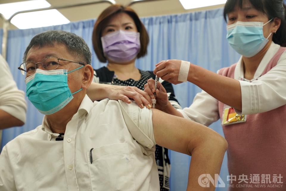 AZ疫苗12日擴大接種，台北市長柯文哲（左）上午在台北市立聯合醫院和平院區，挽起袖子帶頭施打。（中央社）
