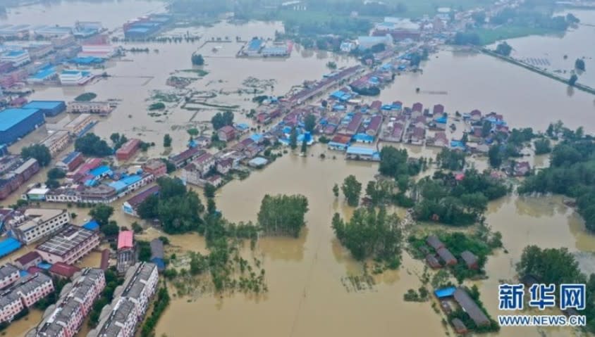 自17日起的連續強降雨及河堤潰壩，讓安徽六安市固鎮鎮被淹成了孤島。   圖：翻攝新華網