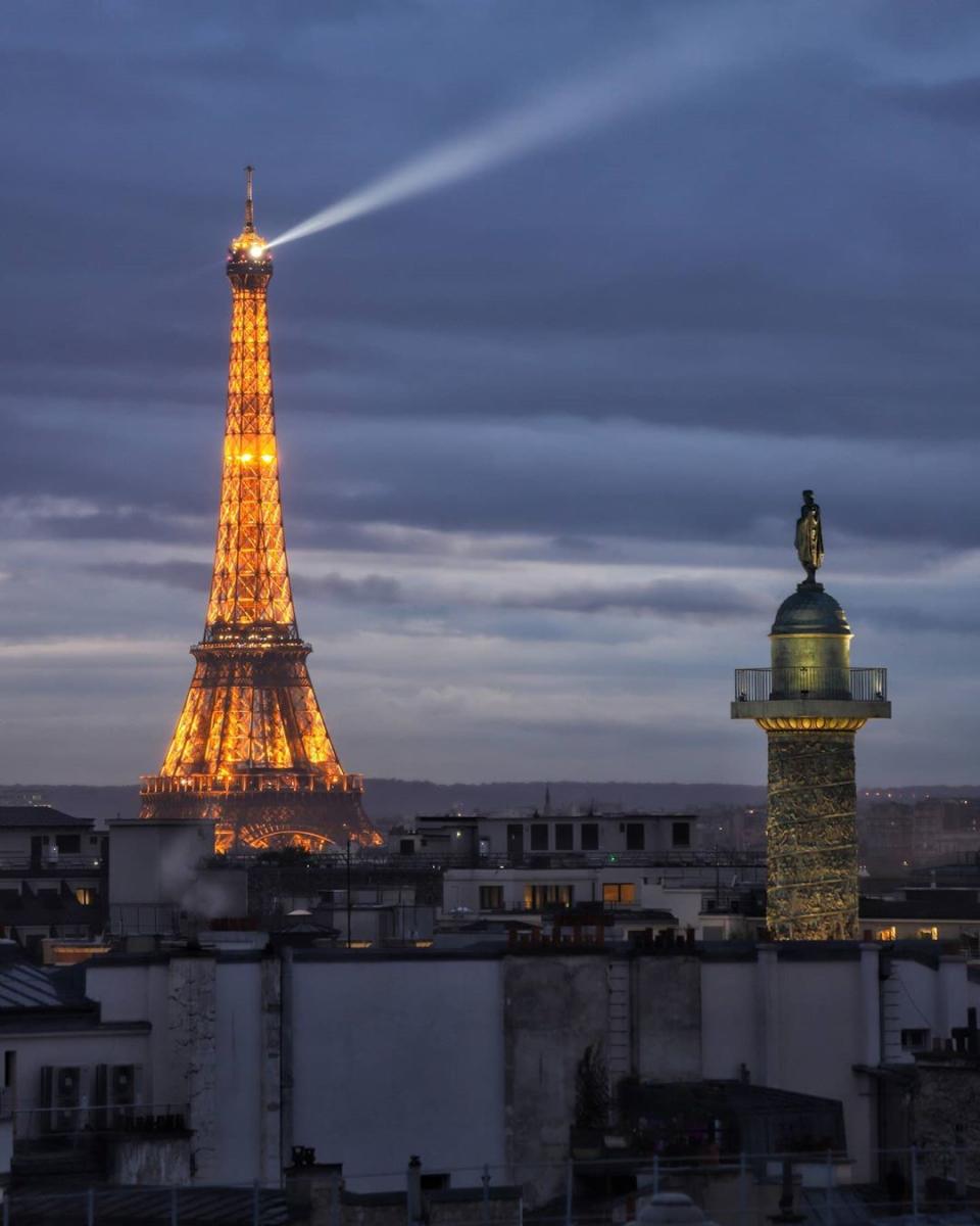 相片來源: TourEiffel @facebook 第一名為巴黎鐵塔，不少留言表批評鐵塔衞生欠佳、人與人之間無社交距離。  