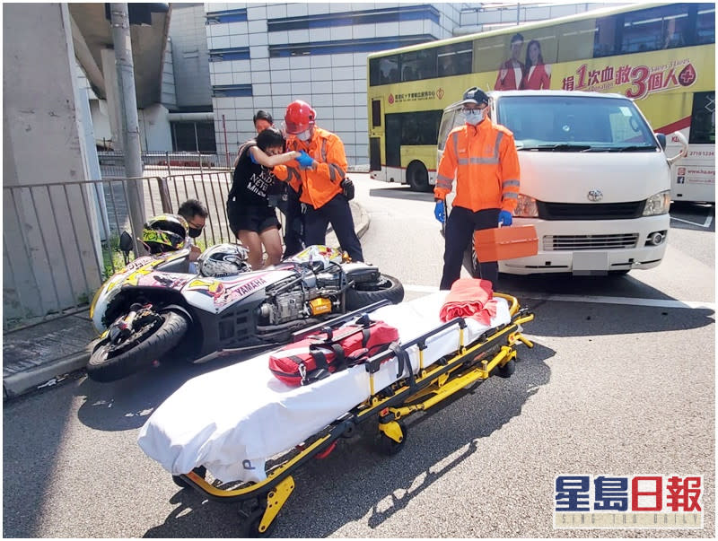 電單車男司機，和電單車女乘客受輕傷，送院治理。