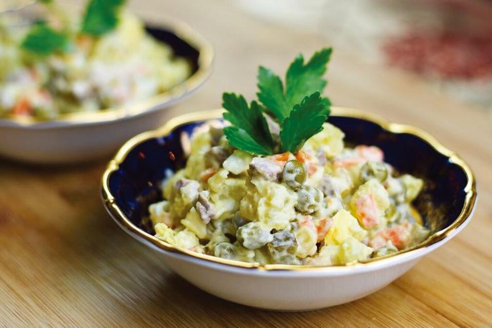 〈蒙古傳統洋芋沙拉〉每個家庭都有自己的獨特配方。圖／台北遠東香格里拉．JR東日本大飯店台北