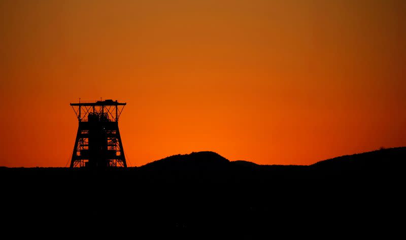 FOTO DE ARCHIVO: Vista de la mina de platino Tumela, una mina a cielo abiertode Anglo American ubicada en Thabazimbi, provincia de Limpopo, Sudáfrica
