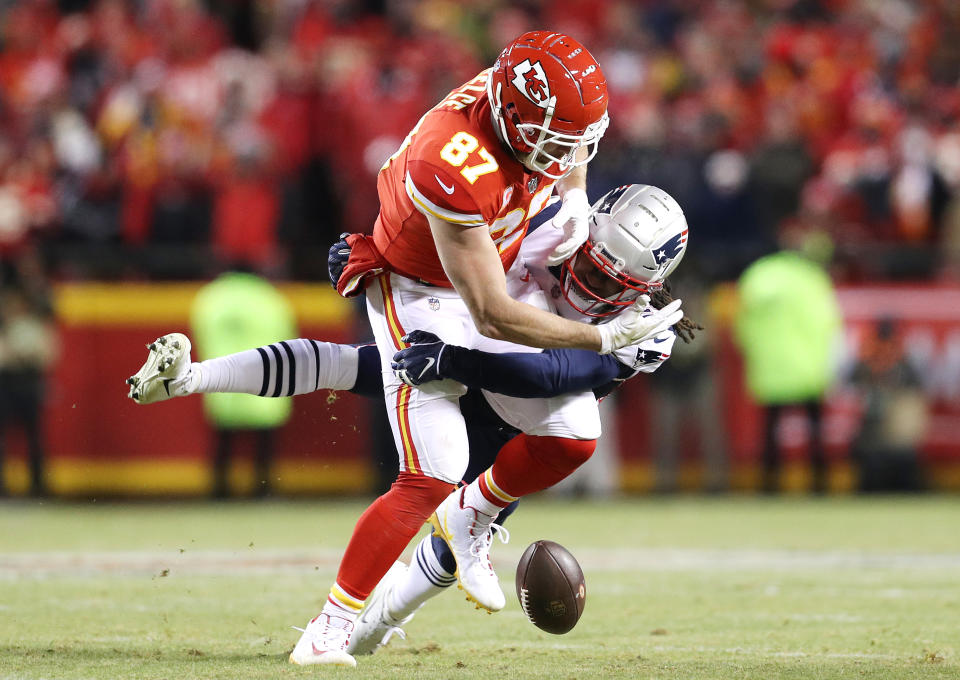 Travis Kelce of the Kansas City Chiefs has a pass broken up by Stephon Gilmore of the New England Patriots during the AFC championship game. (Getty Images)