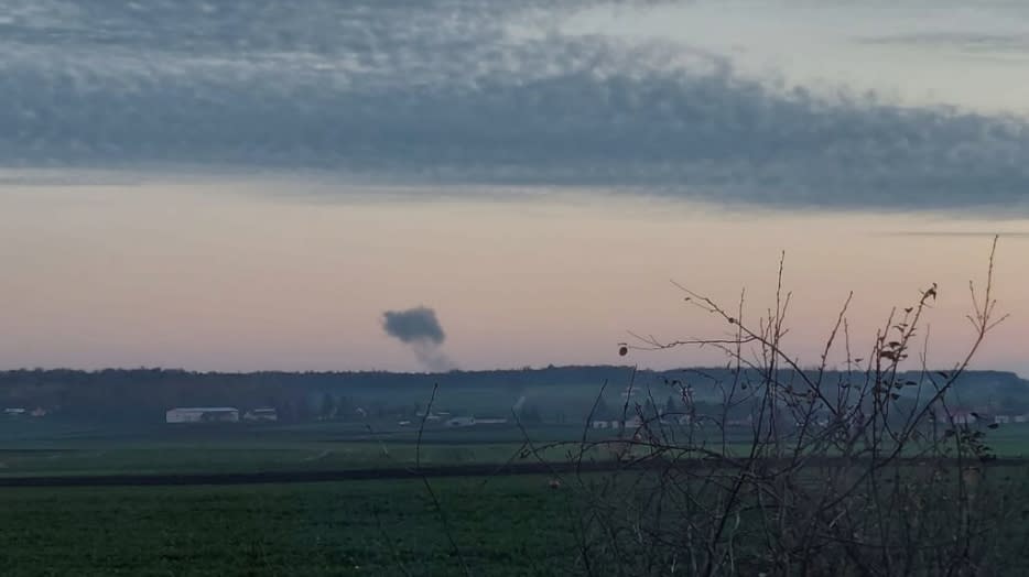 俄羅斯飛彈越境進入北約成員國波蘭，造成2人喪生。圖為在波蘭接近烏克蘭邊境看到爆炸後濃煙升起。（路透社）