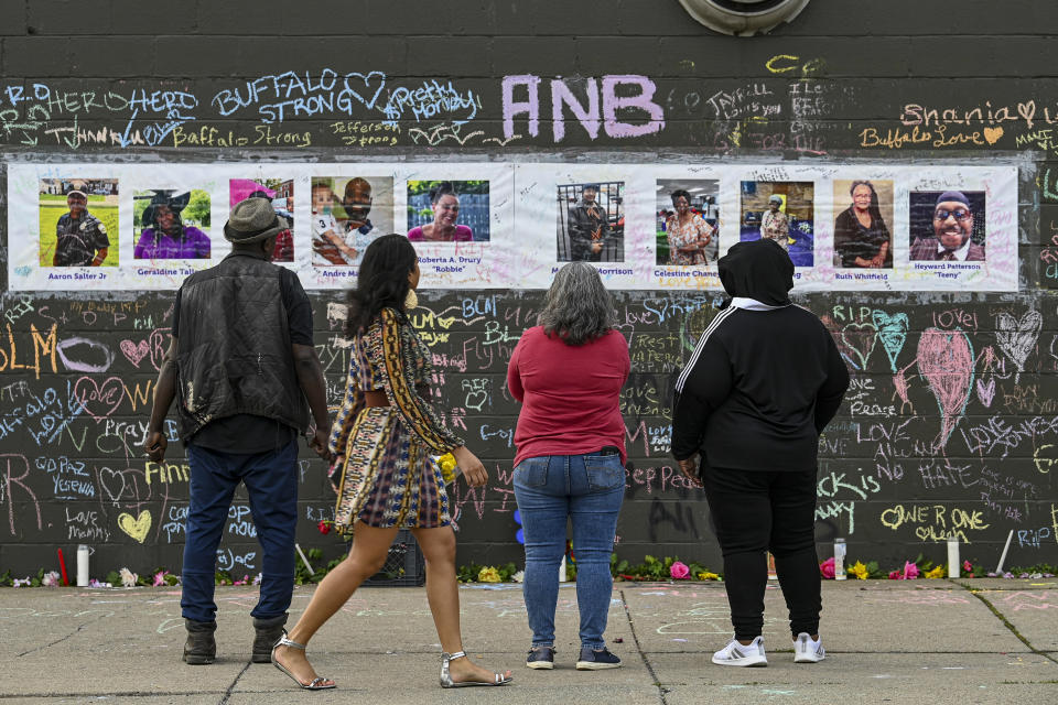 Los deudos visitan un monumento conmemorativo el 24 de mayo de 2022, cerca del Tops Friendly Market en Búfalo, Nueva York, donde diez personas murieron en un tiroteo perpetrado por un supremacista blanco el 14 de mayo. (Kenny Holston/The New York Times)