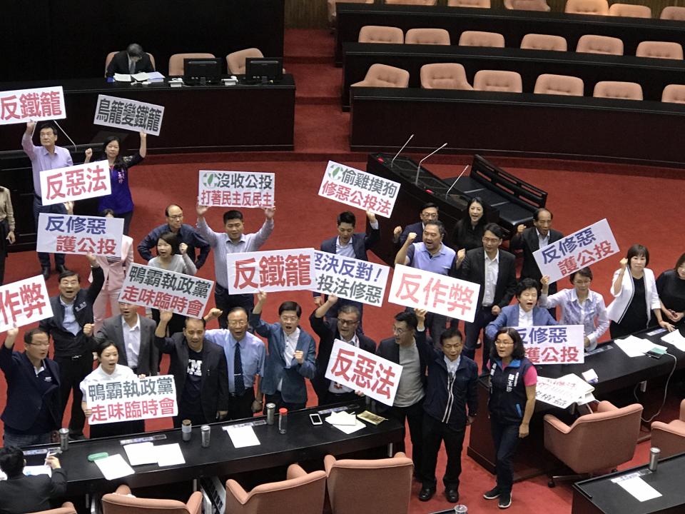 隨著香港「反送中」運動，在香港行政長官林鄭月娥暫緩修訂條例下，有機會收場。昨（17）日晚間立院召開臨時會，在民進黨主導下，趕進度通過了《公民投票法》 修法，遭在野的國民黨痛批是「鐵籠公投」，前副總統呂秀蓮也強調心情沉重；「以核養綠」公投發起人黃士修更痛批民進黨沒收了公投投票權，「就為了蔡英文一個人的...