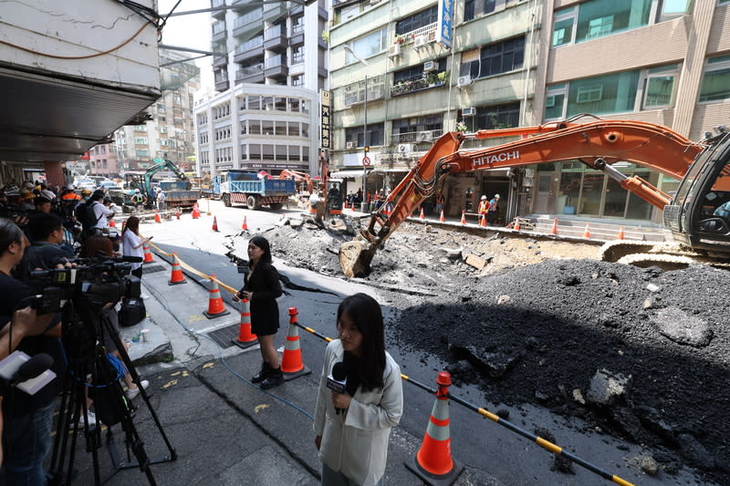 台北市南京西路出現小天坑，市府緊急派工填補。（中央社）