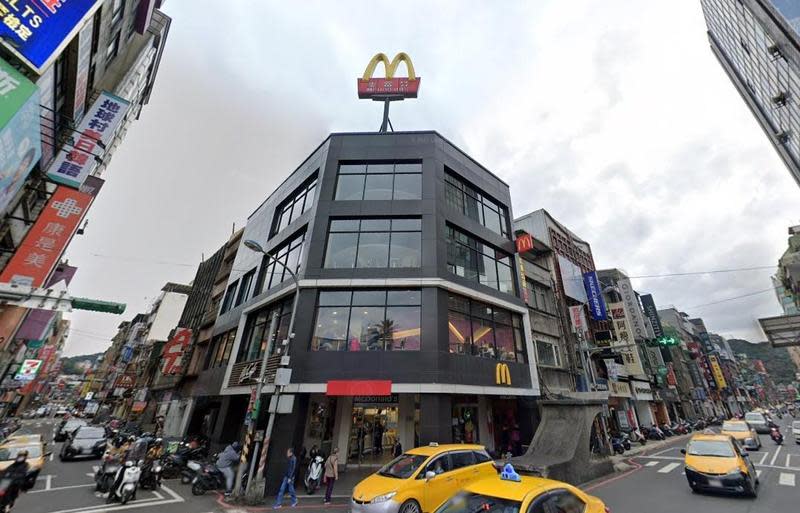 基隆的麥當勞愛三店驚傳歇業，不少民眾前往購餐，沒想到引發口角糾紛。（翻攝自Google Maps）