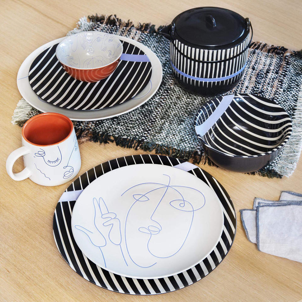 Assiette en porcelaine avec motif face line art