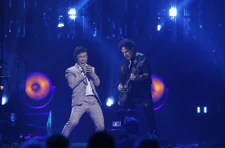 32nd Annual Rock & Roll Hall of Fame Induction Ceremony - Show – New York City, U.S., 07/04/2017 – Arnel Pineda and Neil Schon of Journey perform. REUTERS/Lucas Jackson