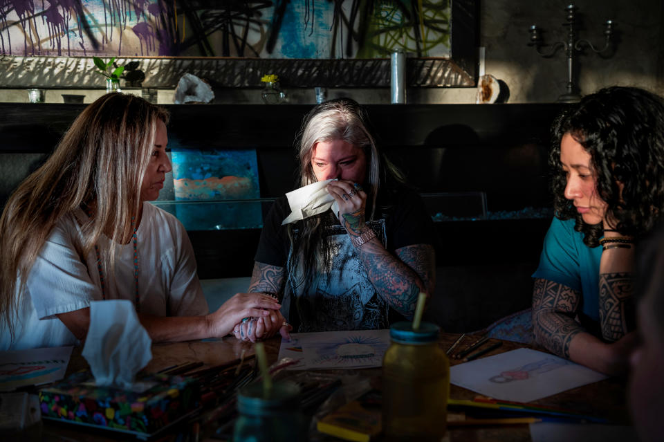 Andrea Lucie consuela a Kristine Bostwick, en el centro, exintegrante del cuerpo médico de la Marina, durante un retiro psicodélico en The Mission Within, en las afueras de Tijuana, México, el 18 de marzo de 2022. (Meridith Kohut/The New York Times)