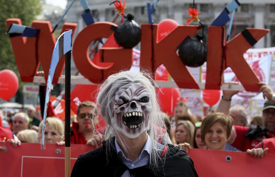 <p>A participant of the traditional May Day celebrations, organized by the Austrian Social Democrats, SPOE, and trade unions wearing a horror mask in Vienna, Austria, May 1, 2018. (Photo: Ronald Zak/AP) </p>
