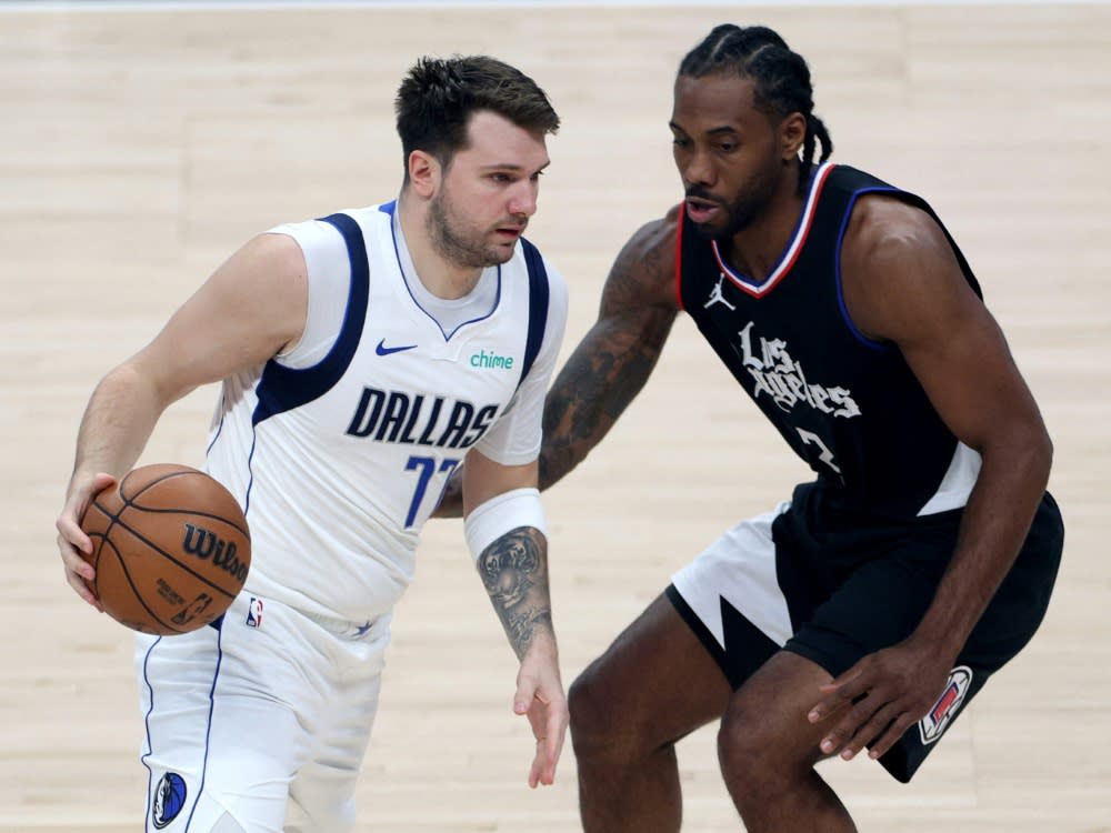 Luka Doncic (l.) im Duell mit Kawhi Leonard (HARRY HOW)