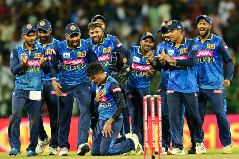 Leg-spinner Sri Lanka's Jeffrey Vandersay (kneeling) celebrates as he takes a career best 6-33 against India (Ishara S. KODIKARA)