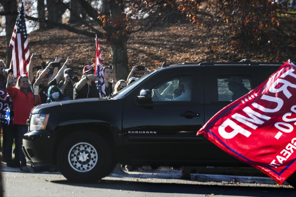 El presidente Donald Trump saluda desde el interior de su convoy a una multitud de partidarios afuera del Club de Golf Nacional Trump en Sterling, Virginia, el domingo 8 de noviembre de 2020. (Oliver Contreras/The New York Times)