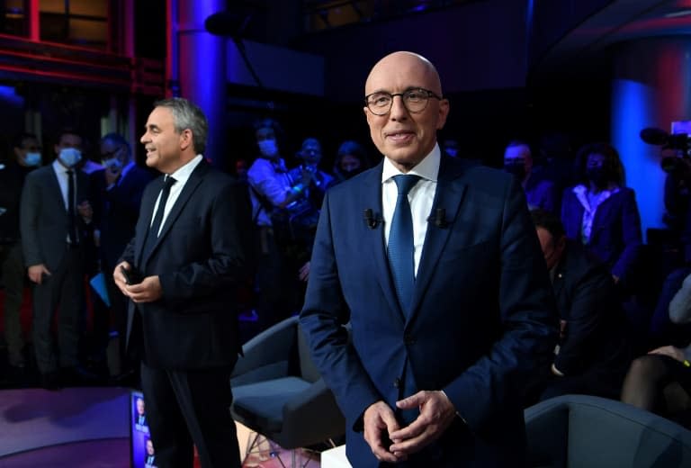 Le président de la région Hauts-de-France Xavier Bertrand (g) et le député LR des Alpes-Maritimes Eric Ciotti sur le plateau de LCI à Boulogne-Billancourt, dans les Hauts-de-Seine, le 8 novembre 2021 - bertrand GUAY © 2019 AFP