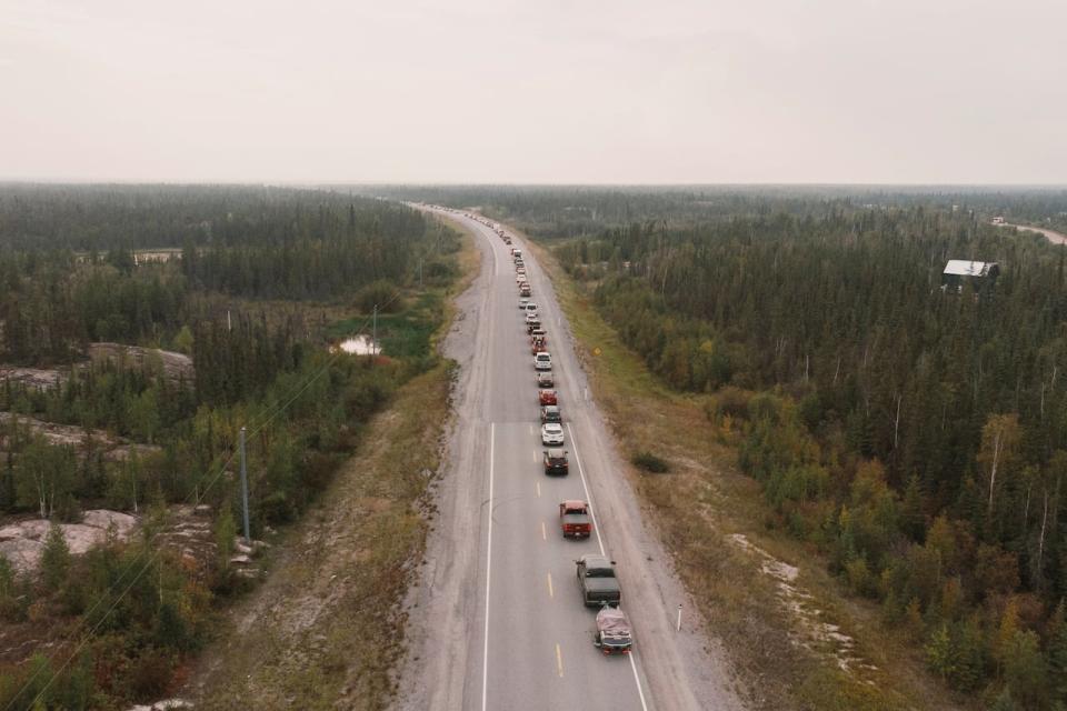 FILE PHOTO: Yellowknife residents leave the city on Highway 3, the only highway in or out of the community, after an evacuation order was given due to the proximity of a wildfire in Yellowknife, Northwest Territories, Canada August 16, 2023.  REUTERS/Pat Kane/File Photo