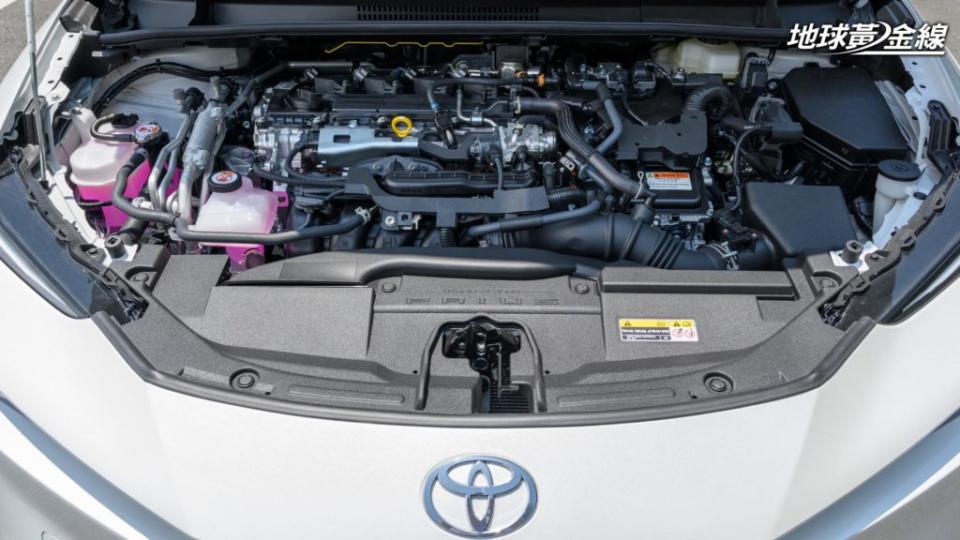 新一代Prius PHEV搭載以2.0升汽油自然進氣引擎為核心的插電式油電複合動力架構。(攝影/ 林先本)