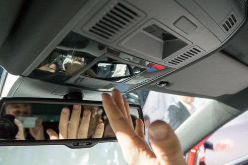 Gesture controlling sunroof of the Volkswagen Gulf R Touch