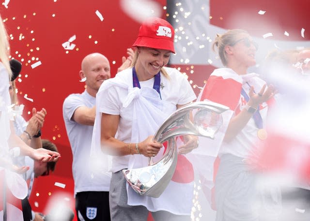 Leah Williamson with the trophy on stage in Trafalgar Square