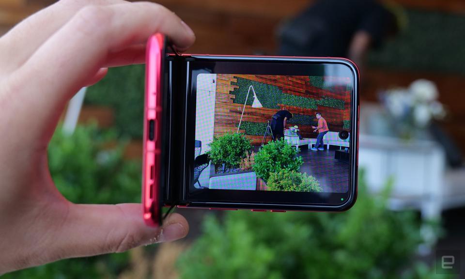 <p>Moto included a special video mode that lets the Razr capture footage like an old-school camcorder.</p> 