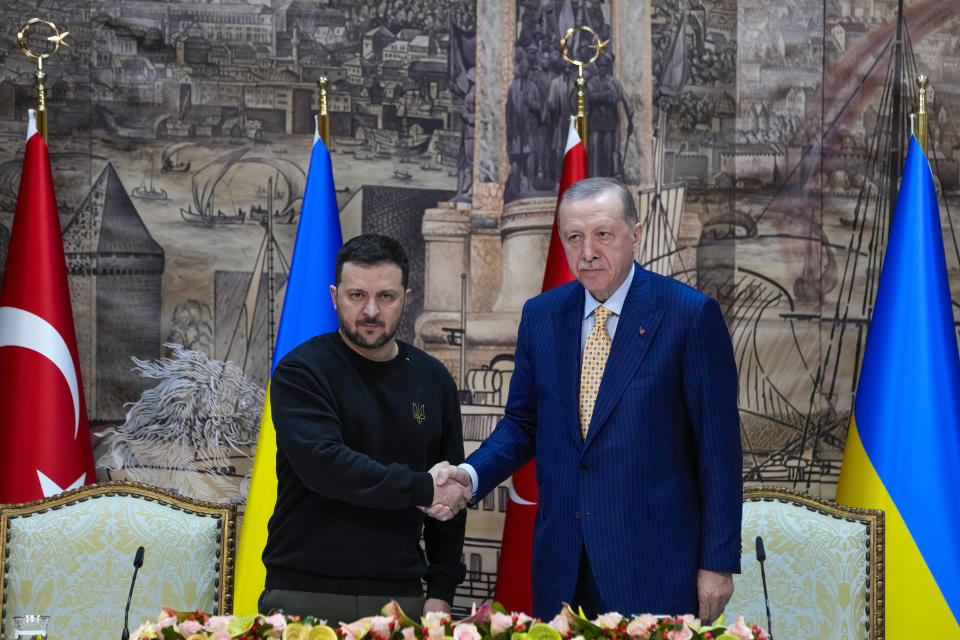 Turkish President Recep Tayyip Erdogan, right, shakes hands with Ukrainian President Volodymyr Zelenskyy at the end of a joint news conference following their meeting at Dolmabahce palace in Istanbul, Turkey, Friday, March 8, 2024. (AP Photo/Francisco Seco)