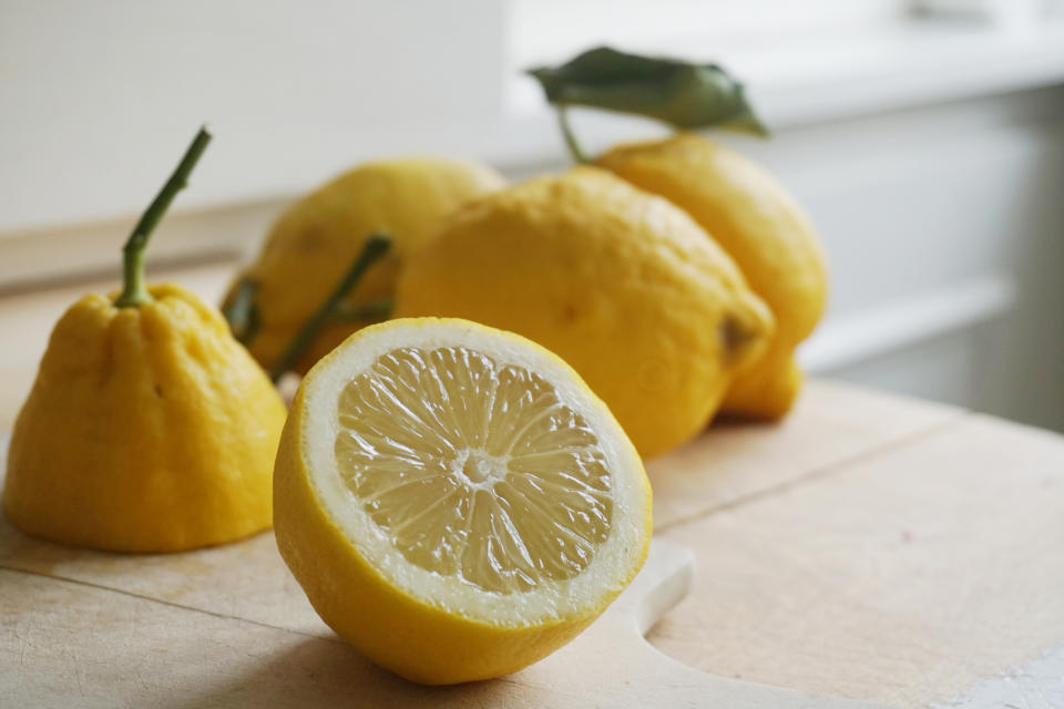 Von Buttermilch bis zum Salatdressing: Die Zitrone ist ein wahrer Alleskönner! (Bild: Getty Images)
