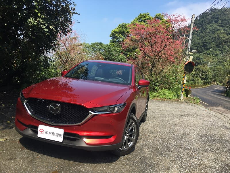 2019正年式MAZDA CX-5在車輛設計及質感上展現超越以往的精進之處。全新設計的19吋鋁合金輪圈，傳達出沉穩且成熟的視覺感受。