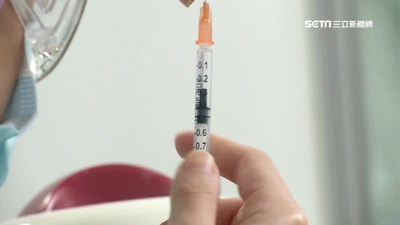國內面臨疫苗荒，議員爆料「第二類」施打人數竟多出三倍。