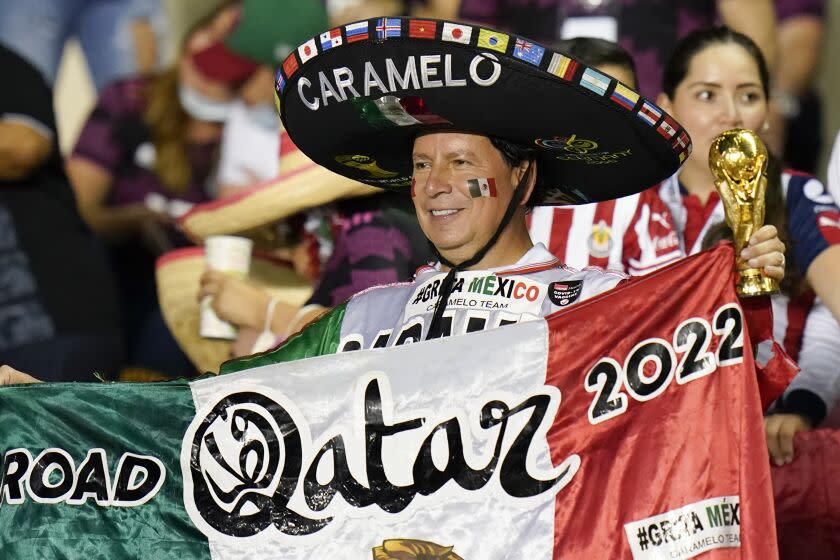 Un aficionado de la selección mexicana anima a su equipo antes del partido contra Panamá por la tercera fecha del octagonal final de la CONCACAF al Mundial de Qatar, en Ciudad de Panamá, el miércoles 8 de septiembre de 2021. (Foto AP/Eduardo Verdugo)