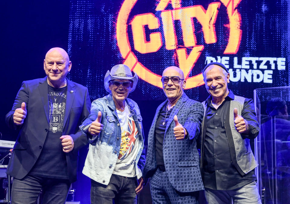 Die Musiker Manfred Hennig (l-r), Fritz Puppel, Toni Krahl und Georgi Gogow von der Band City bei einem Pressetermin zum 50-jährigen Bestehen im Jahr 2022. (Bild: Jens Kalaene/dpa-Zentralbild/dpa)