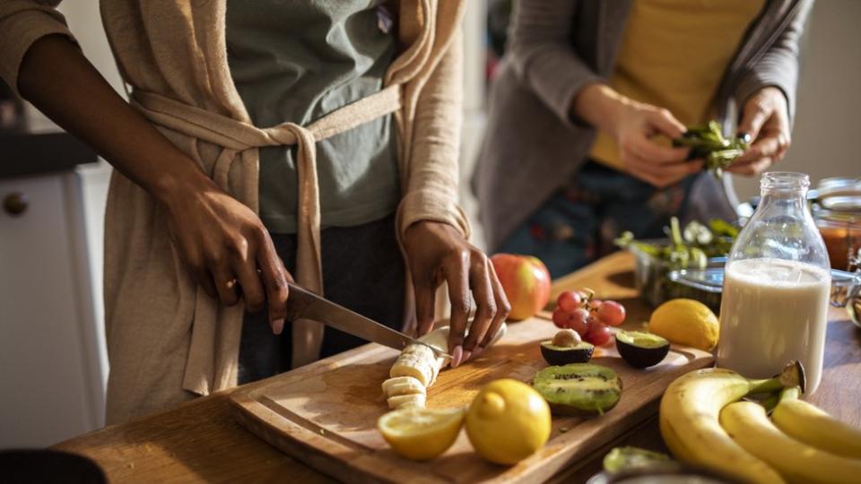 Personas cortando frutas