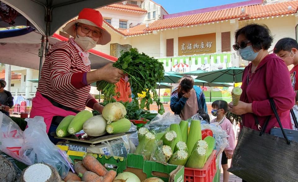 高雄物產館外廣場的假日微風市集   圖：高雄市農業局/提供